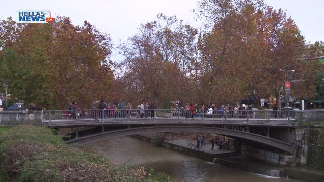 Ο Δήμαρχος Τρικάλων  Δημήτρης Παπαστεργίου μας ξεναγεί  στα Χριστουγεννιάτικα Τρίκαλα