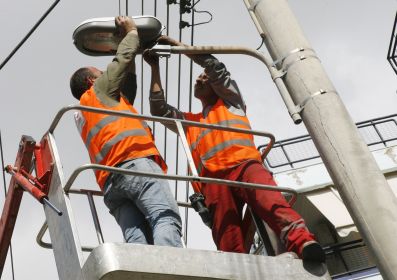 Δήμος Γλυφάδας: Φωτιστικά νέας τεχνολογίας και λαμπτήρες εξοικονόμησης ενέργειας