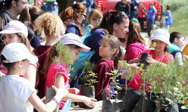 Εθελοντικές δράσεις καθαρισμού και εξωραϊσμού στην Άνω Γλυφάδα, στους πρόποδες του Υμηττού
