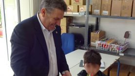 Πασχαλινά δώρα και λαμπάδες σε παιδιά δικαιούχων του Κοινωνικού Παντοπωλείου μοίρασε ο Δήμος Ιλίου