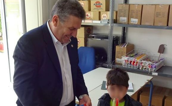 Πασχαλινά δώρα και λαμπάδες σε παιδιά δικαιούχων του Κοινωνικού Παντοπωλείου μοίρασε ο Δήμος Ιλίου