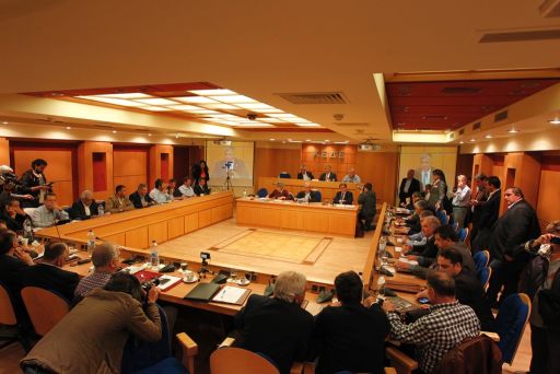 ΚΕΔΕ: Όχι στην μεταφορά των ταμειακών διαθεσίμων μέχρι να τακτοποιηθούν νομοθετικά οι δεσμεύσεις της Κυβέρνησης