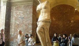 Δήμος Μήλου: Ψήφισμα διαμαρτυρίας για τη συστηματική «κακοποίηση» του αγάλματος της Αφροδίτης από ξένα περιοδικά