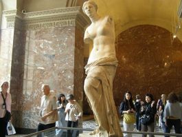 Δήμος Μήλου: Ψήφισμα διαμαρτυρίας για τη συστηματική «κακοποίηση» του αγάλματος της Αφροδίτης από ξένα περιοδικά