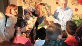 Πασχαλινά δώρα και λαμπάδες σε 550 παιδιά μοίρασε ο Δήμος Περιστερίου