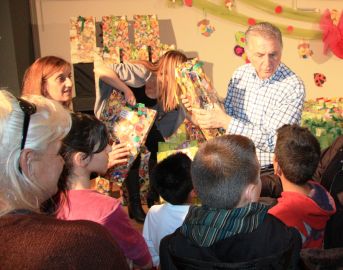 Πασχαλινά δώρα και λαμπάδες σε 550 παιδιά μοίρασε ο Δήμος Περιστερίου