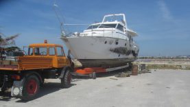 Απομάκρυνση εγκαταλελειμμένου σκάφους στην τέταρτη μαρίνα του Δήμου Γλυφάδας