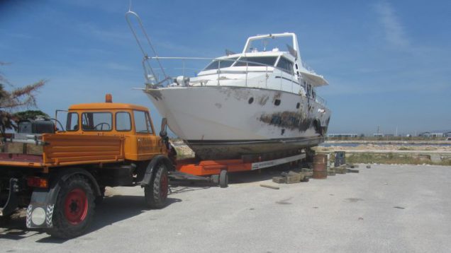 Απομάκρυνση εγκαταλελειμμένου σκάφους στην τέταρτη μαρίνα του Δήμου Γλυφάδας