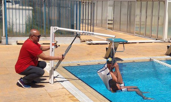 Ειδικό αναβατόριο πισίνας στο Δημοτικό Κολυμβητήριο Ηλιούπολης