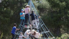 Πρωτομαγιάτικα στεφάνια στο Πάρκο Ναυαρίνου του Δήμου Ηλιούπολης