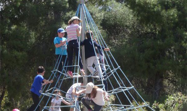 Πρωτομαγιάτικα στεφάνια στο Πάρκο Ναυαρίνου του Δήμου Ηλιούπολης