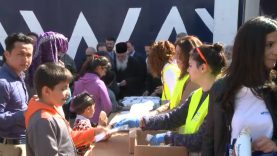 Ο Αρχιεπίσκοπος Ιερώνυμος με την «Αποστολή» στους πρόσφυγες του Πειραιά