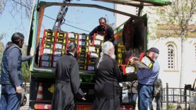 Διανομή φρούτων σε σχολεία και Ιερούς Ναούς από το Δήμο Γλυφάδας