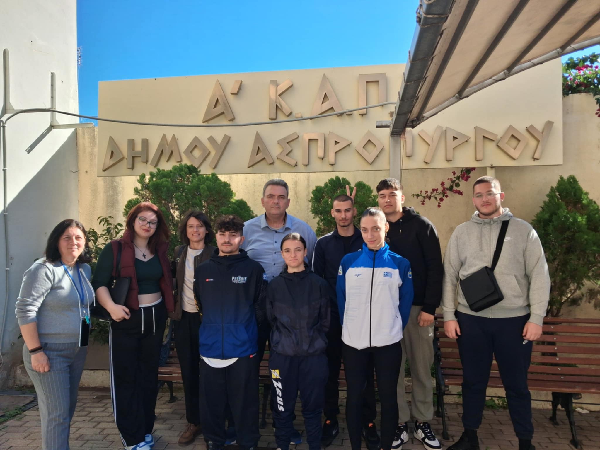 Μαθητές του τμήματος Βοηθών Φυσιοθεραπευτών του ΕΠΑ.Λ. Ασπροπύργου, δίπλα στα μέλη των Κ.Α.Π.Η. για θέματα «Πρόληψης & Αντιμετώπισης Πτώσεων»